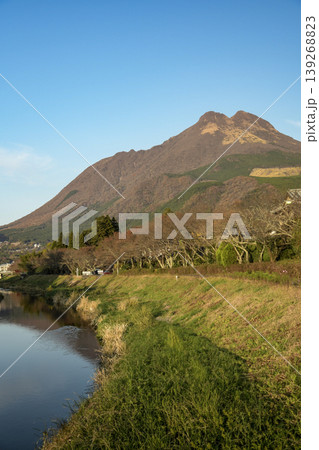 大分県・由布岳のある風景 大分県・由布岳のある風景 139268823
