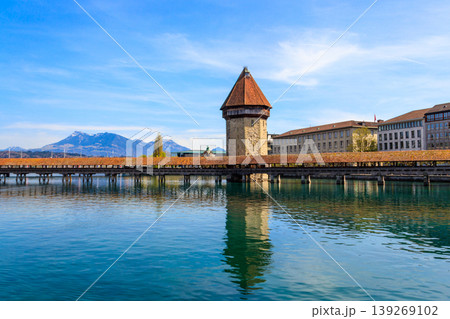 Chapel bridge spanning the river Reuss in the city of Lucerne, Switzerland Chapel bridge spanning the river Reuss in the city of Lucerne, Switzerland 139269102