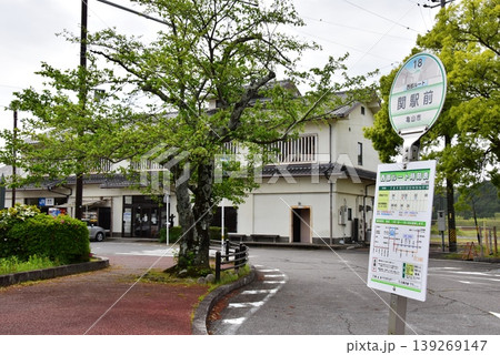 三重県亀山市　JR関駅とバス停留所 139269147