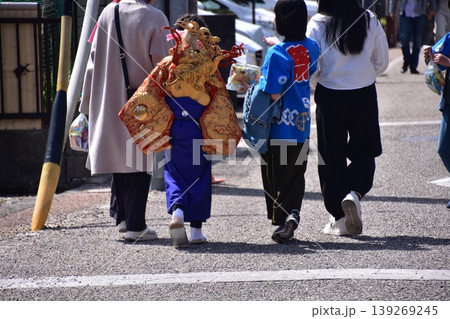 日本の愛知県の犬山市 春の犬山祭りに参加する家族 伝統的な金襦袢の衣装を着ている少年 日本の愛知県の犬山市 春の犬山祭りに参加する家族 伝統的な金襦袢の衣装を着ている少年 139269245