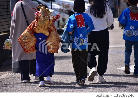 日本の愛知県の犬山市　春の犬山祭りに参加する家族　伝統的な金襦袢の衣装を着ている少年 139269246