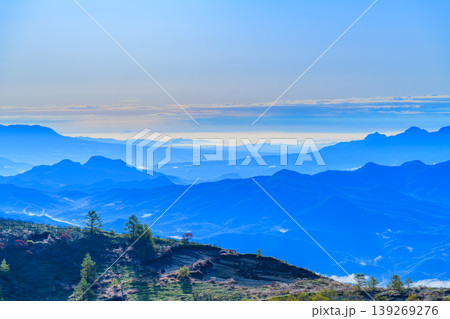 志賀草津高原ルートより雲海越しに望む関東平野と色づく山肌の絶景 139269276