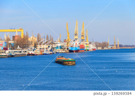 Barge sailing on the Oder river in Szczecin, Poland 139269384