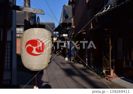 日本の愛知県の犬山市 春の犬山祭り期間中 伝統的な日本家屋と入口に掲げられた提灯 日本の愛知県の犬山市 春の犬山祭り期間中 伝統的な日本家屋と入口に掲げられた提灯 139269411