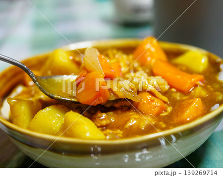 カレーをスプーンで掬って カレーをスプーンで掬って 139269714