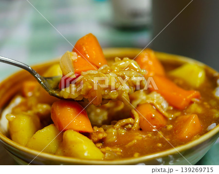 スプーンで掬ったカレー スプーンで掬ったカレー 139269715