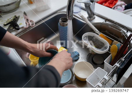 上から見た食器洗いをする男性の手元 139269747