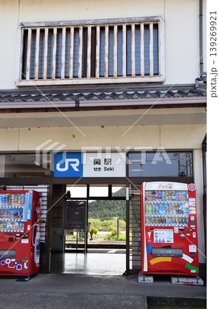 三重県亀山市 JR関駅出入口とプラットホーム 三重県亀山市 JR関駅出入口とプラットホーム 139269921
