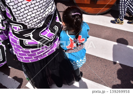 日本の愛知県の犬山市 春の犬山祭りに参加する家族 伝統的な法被を着ている少女 日本の愛知県の犬山市 春の犬山祭りに参加する家族 伝統的な法被を着ている少女 139269958
