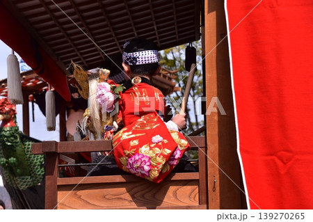日本の愛知県の犬山市 春の犬山祭りに参加する少年 山車に乗り、金襦袢の衣装を着て小太鼓を叩く姿 日本の愛知県の犬山市 春の犬山祭りに参加する少年 山車に乗り、金襦袢の衣装を着て小太鼓を叩く姿 139270265