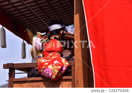 日本の愛知県の犬山市 春の犬山祭りに参加する少年 山車に乗り、金襦袢の衣装を着て小太鼓を叩く姿 日本の愛知県の犬山市 春の犬山祭りに参加する少年 山車に乗り、金襦袢の衣装を着て小太鼓を叩く姿 139270268