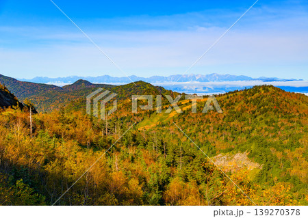 秋の志賀草津高原ルート 雲海に浮かぶ北アルプスと紅葉の山肌のパノラマ 秋の志賀草津高原ルート 雲海に浮かぶ北アルプスと紅葉の山肌のパノラマ 139270378