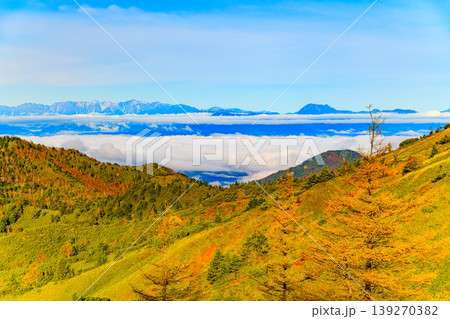 秋の志賀草津高原ルート 雲海に浮かぶ北アルプスと紅葉の山肌のパノラマ 秋の志賀草津高原ルート 雲海に浮かぶ北アルプスと紅葉の山肌のパノラマ 139270382