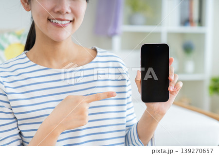 スマホですすめる若い女性の手元 スマホですすめる若い女性の手元 139270657