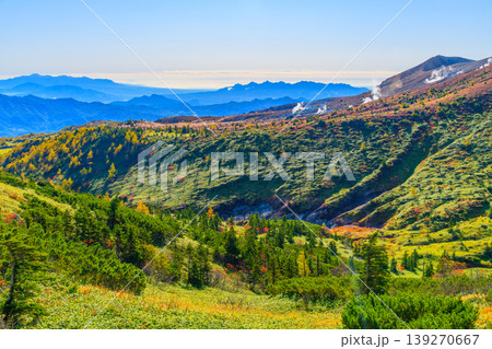 秋の志賀草津高原ルート 分水嶺から見渡す紅葉の山肌と広大な山並みの絶景 秋の志賀草津高原ルート 分水嶺から見渡す紅葉の山肌と広大な山並みの絶景 139270667