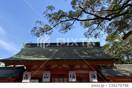 青空に映える神社の楼門 青空に映える神社の楼門 139270796