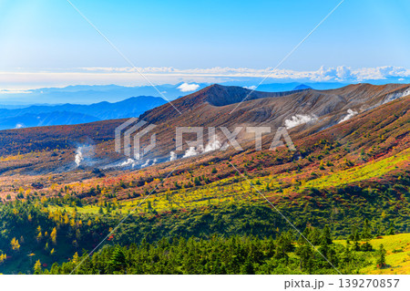 草津白根山の絶景 谷筋から上がる噴煙と紅葉・雲海が織りなす極彩色のパノラマ 草津白根山の絶景 谷筋から上がる噴煙と紅葉・雲海が織りなす極彩色のパノラマ 139270857