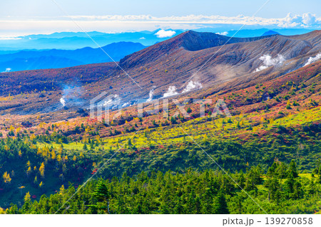 草津白根山の絶景 谷筋から上がる噴煙と紅葉・雲海が織りなす極彩色のパノラマ 草津白根山の絶景 谷筋から上がる噴煙と紅葉・雲海が織りなす極彩色のパノラマ 139270858