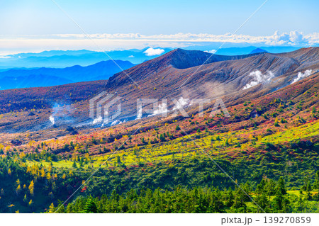 草津白根山の絶景 谷筋から上がる噴煙と紅葉・雲海が織りなす極彩色のパノラマ 139270859