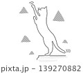 何かを取ろうとする猫 139270882