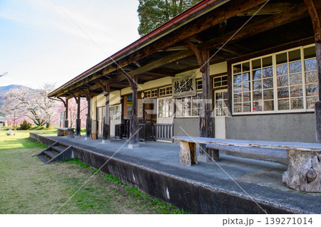 旧国鉄日中線 熱塩駅プラットホームと桜 福島県 旧国鉄日中線 熱塩駅プラットホームと桜 福島県 139271014