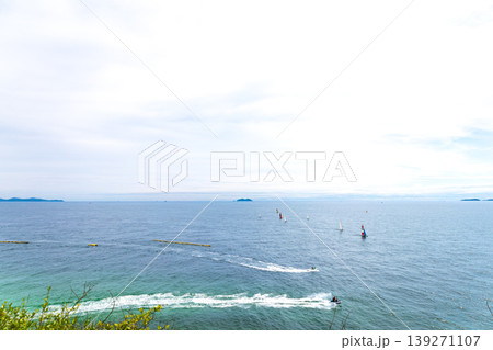 マリンスポーツでにぎわう海の風景 マリンスポーツでにぎわう海の風景 139271107