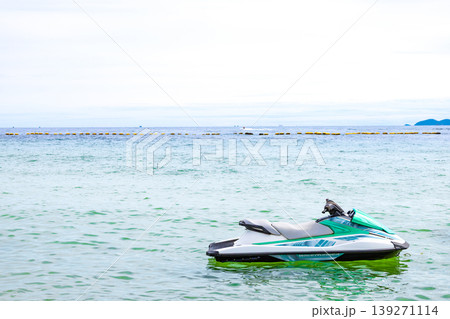 海に浮かぶジェットスキー 139271114