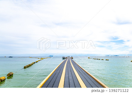 青い海と浮き桟橋 青い海と浮き桟橋 139271122
