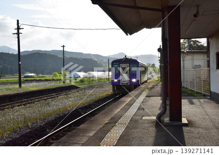 三重県亀山市 関西本線関駅のプラットホームと到着車両 三重県亀山市 関西本線関駅のプラットホームと到着車両 139271141