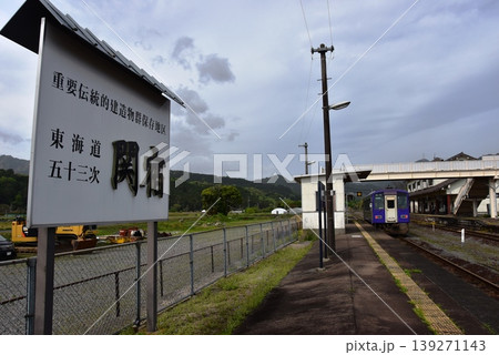 三重県亀山市　関西本線関駅のプラットホームと通過車両 139271143