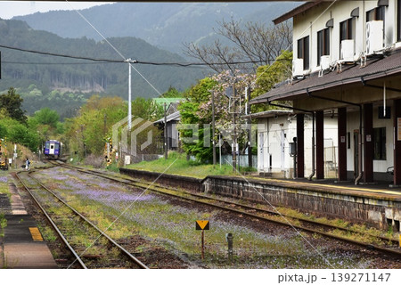 三重県亀山市　関西本線関駅のプラットホームと通過車両 139271147