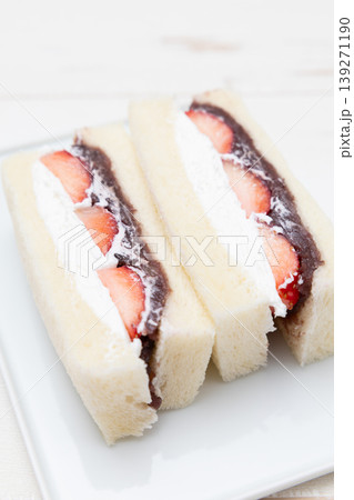 美味しいイチゴと生クリームとあんこが入った苺あんこクリームサンド 139271190