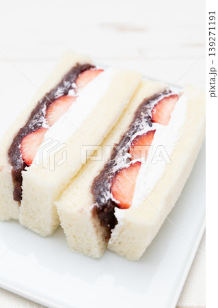 美味しいイチゴと生クリームとあんこが入った苺あんこクリームサンド 139271191