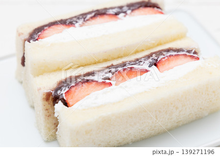 美味しいイチゴと生クリームとあんこが入った苺あんこクリームサンド 139271196