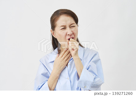 白背景で咳をする女性 139271260