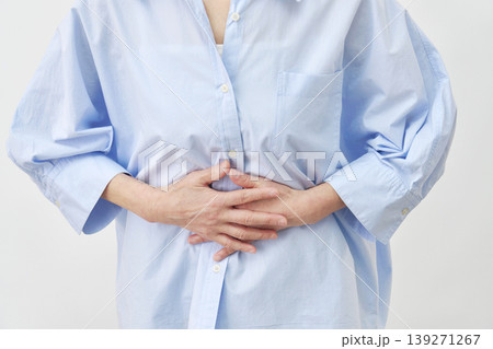 女性 腹痛 白背景 顔無し 女性 腹痛 白背景 顔無し 139271267