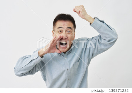 白背景で応援する男性 139271282