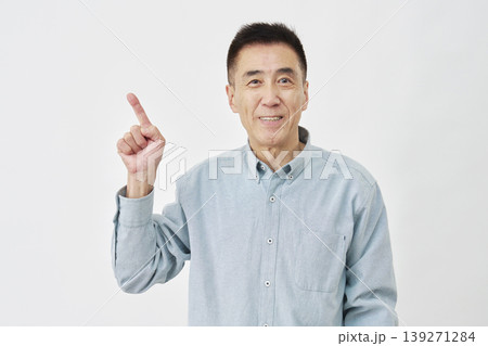 白背景で左を指す男性 139271284