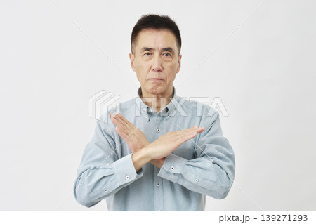 白背景でバツ印のジェスチャーをする男性 139271293