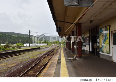 三重県亀山市　関西本線関駅のプラットホームと周辺町並み 139271381