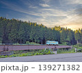 鉄橋を渡る夕暮れ時の越美北線　1両編成 139271382