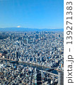 スカイツリーから見下ろす東京都内　奥に望む富士山 139271383