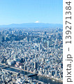 スカイツリーから見下ろす東京都内　奥に望む富士山 139271384