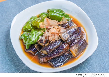 ナスとピーマンの焼き浸し 和風だしに浸した夏野菜のおかず ナスとピーマンの焼き浸し 和風だしに浸した夏野菜のおかず 139271449