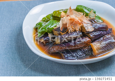 ナスとピーマンの焼き浸し 和風だしに浸した夏野菜のおかず 139271451