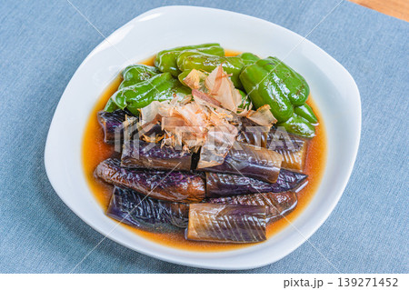 ナスとピーマンの焼き浸し 和風だしに浸した夏野菜のおかず 139271452