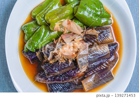 ナスとピーマンの焼き浸し 和風だしに浸した夏野菜のおかず ナスとピーマンの焼き浸し 和風だしに浸した夏野菜のおかず 139271453