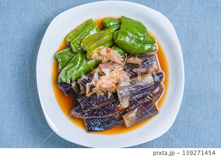 ナスとピーマンの焼き浸し 和風だしに浸した夏野菜のおかず ナスとピーマンの焼き浸し 和風だしに浸した夏野菜のおかず 139271454
