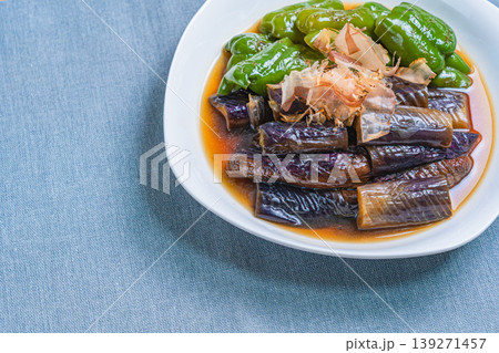 ナスとピーマンの焼き浸し 和風だしに浸した夏野菜のおかず ナスとピーマンの焼き浸し 和風だしに浸した夏野菜のおかず 139271457