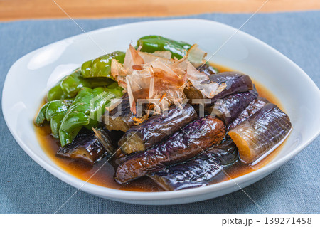 ナスとピーマンの焼き浸し 和風だしに浸した夏野菜のおかず ナスとピーマンの焼き浸し 和風だしに浸した夏野菜のおかず 139271458